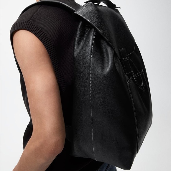 louis vuitton backpack michael damier infini Black embossed with Louis Vuittons Grafea Made in England Color:Dodgers lightweight leather backpack
